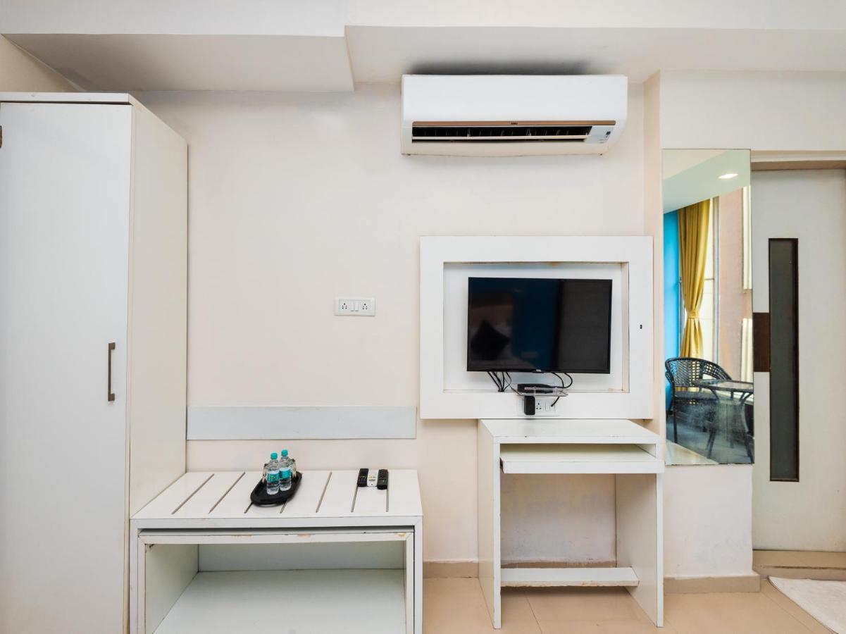 גוראי Hotel Aura - Near Malad Link Road מראה חיצוני תמונה