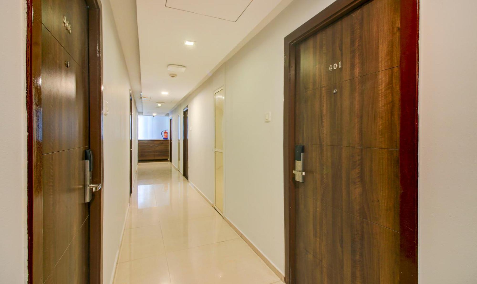גוראי Hotel Aura - Near Malad Link Road מראה חיצוני תמונה